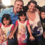 Viúva de Gugu volta às redes e compartilha foto rara com o apresentador e os filhos
