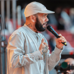 Absolvido em caso de estupro, Daniel Alves prega em evento religioso: “Cristo me libertou”