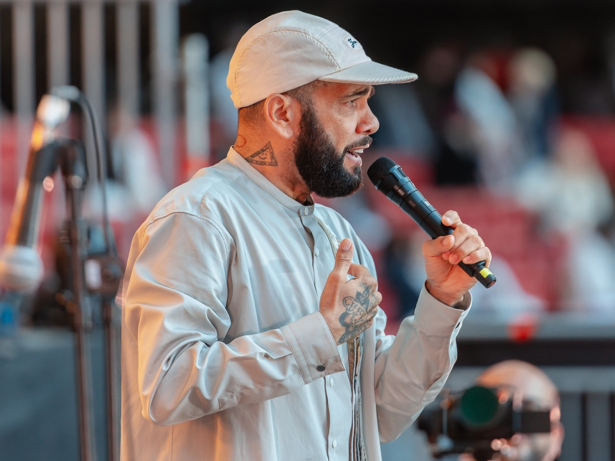 Absolvido em caso de estupro, Daniel Alves prega em evento religioso: “Cristo me libertou”