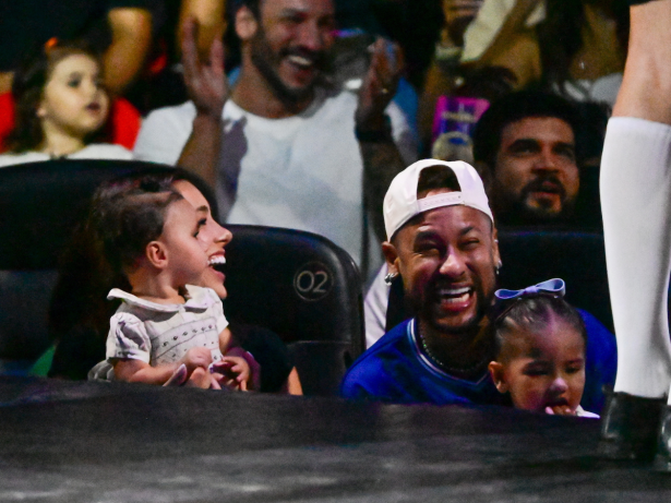 Neymar fecha sessão de circo para amigos e família em Santos e causa tumulto na saída