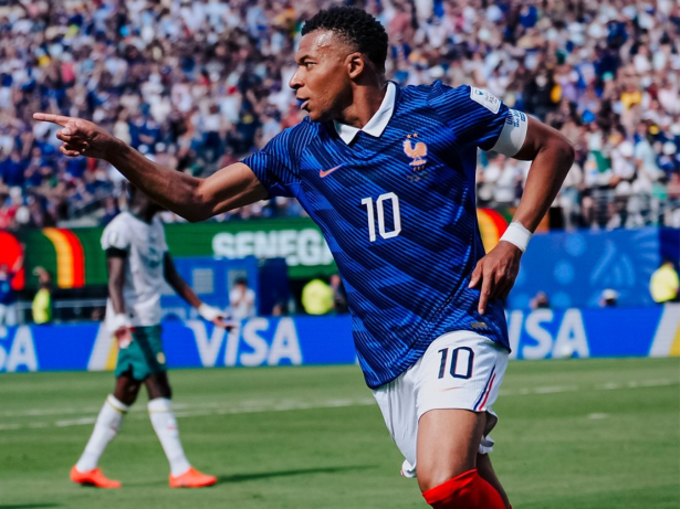 Na disputa pela artilharia da Copa, Mbappé se rende a Messi: “O melhor do mundo”