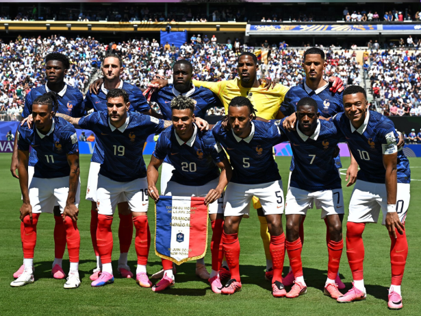 França vence Senegal com brilho de Mbappé, que se aproxima de marca histórica na Copa