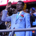 Torcedor “estátua” da RD Congo fica imóvel em jogos em homenagem a herói do país. Entenda!