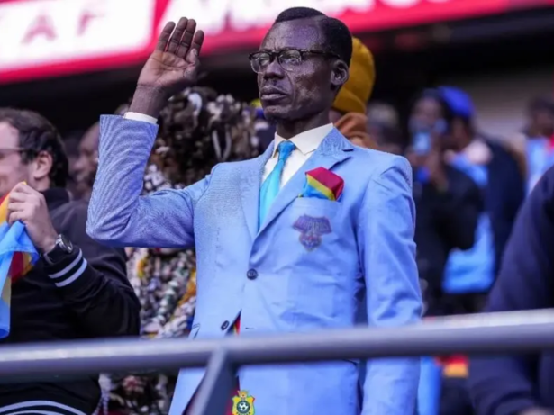Torcedor “estátua” da RD Congo fica imóvel em jogos em homenagem a herói do país. Entenda!