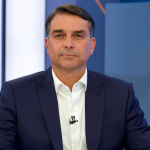 Em carta, Flávio Bolsonaro se declara “presidente eleito”, agradece Milei e Trump e critica Lula