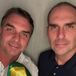 Nos EUA, Flávio Bolsonaro reencontra Eduardo: “Não desistiremos do Brasil”