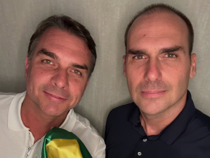 Nos EUA, Flávio Bolsonaro reencontra Eduardo: “Não desistiremos do Brasil”