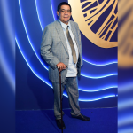 Aos 66, Zeca Pagodinho surge de bengala em premiação: “Sou vovô”