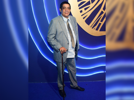 Aos 66, Zeca Pagodinho surge de bengala em premiação: “Sou vovô”