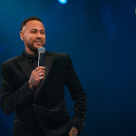 Leilão de Neymar: camisa do Brasil autografada por Pelé é arrematada por R$ 500 mil
