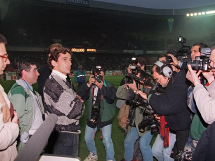 Ayrton Senna e Seleção trocaram promessas antes do tetra em 1994, revela ex-jogador 1 Ayrton Senna foi ovacionado antes de amistoso disputado na França, em 1994.