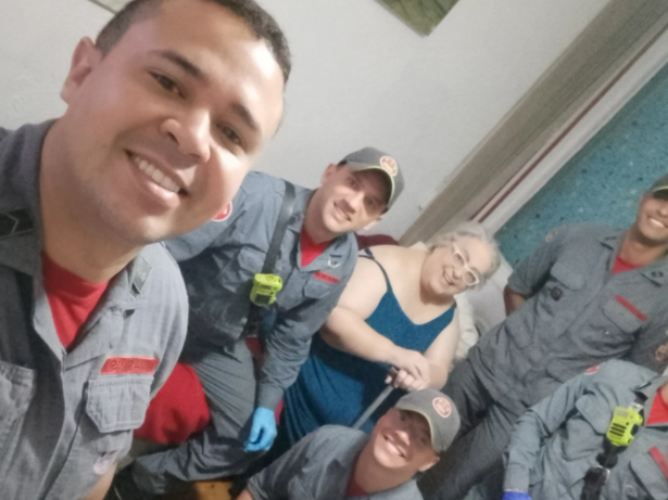 Mamma Bruschetta cai em casa, é socorrida por bombeiros e agradece: “Heróis”