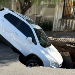 Não é IA: asfalto cede e carro é engolido por cratera em São Paulo