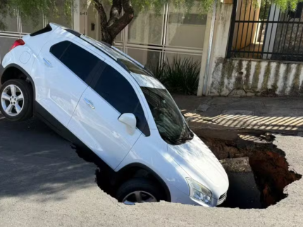 Não é IA: asfalto cede e carro é engolido por cratera em São Paulo