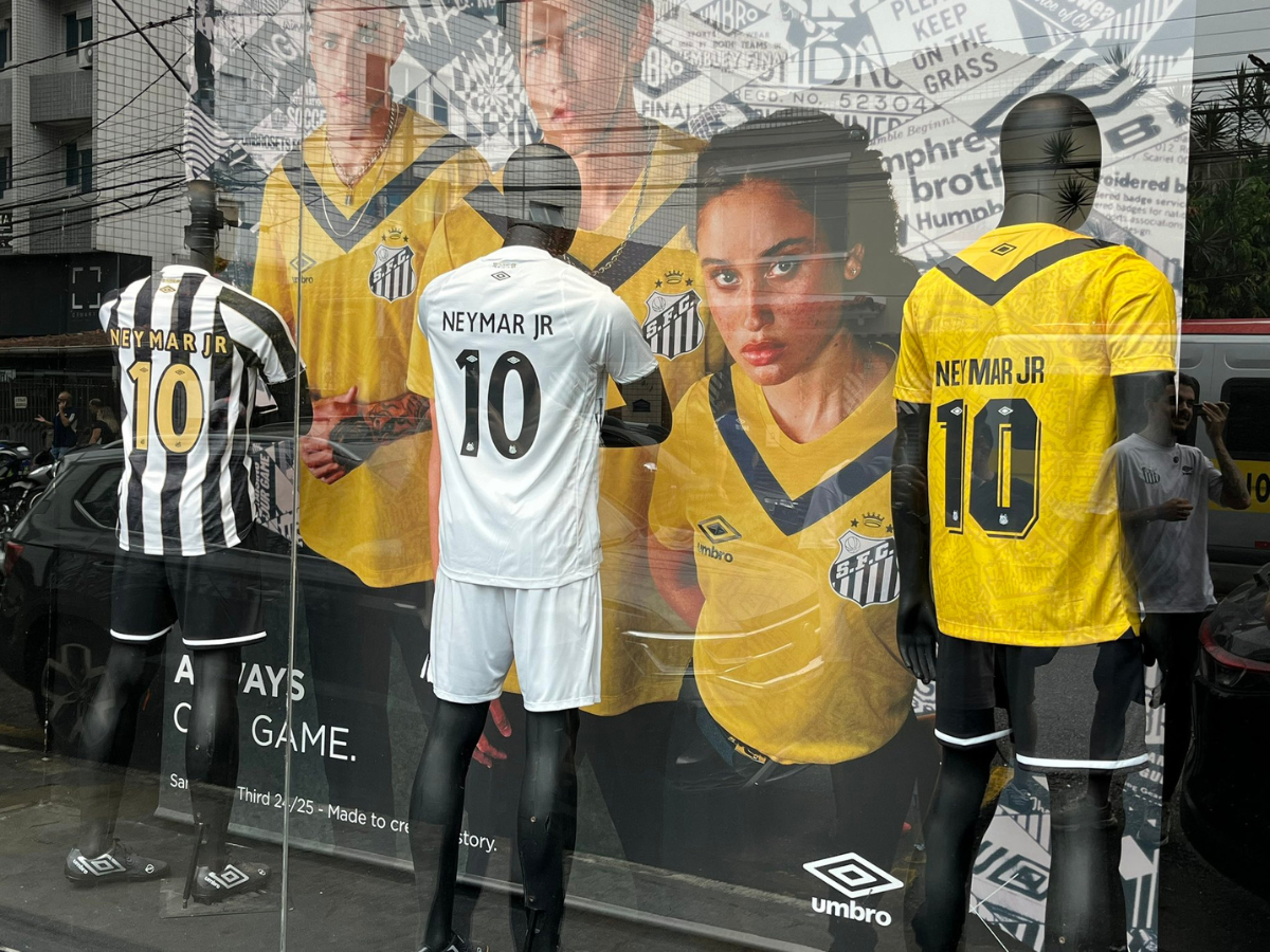 Camisas oficiais do Santos, produzidas pela Umbro, são vendidas em duas versões por R$ 430 e R$ 490 / Reprodução 