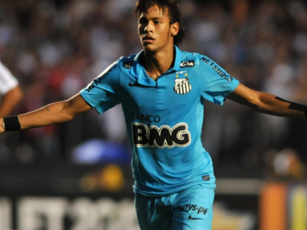 Camisa azul lançada pelo Santos em 2012 virou febre entre torcedores após grandes atuações de Neymar / Reprodução