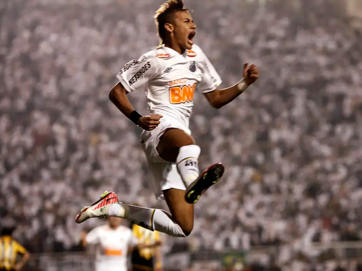 Em 2011, Neymar fez o gol do título da Libertadores contra o Peñarol no Pacaembu lotado / Reprodução