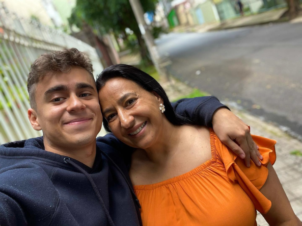 Nikolas Ferreira desmente morte da mãe após enxurrada de notícias falsas