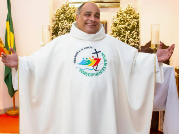 Padre Omar tem alta hospitalar após 17 dias internado e 8 costelas fraturadas