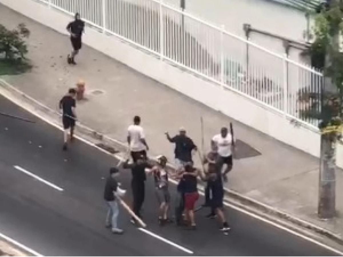 Torcedores de Flamengo e Vasco entraram em confronto nas ruas do Rio de Janeiro antes de jogo no Maracanã (Reprodução)