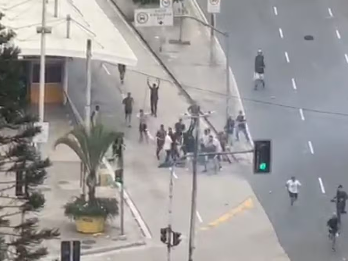 Torcedores de Flamengo e Vasco entraram em confronto nas ruas do Rio de Janeiro antes de jogo no Maracanã (Reprodução)