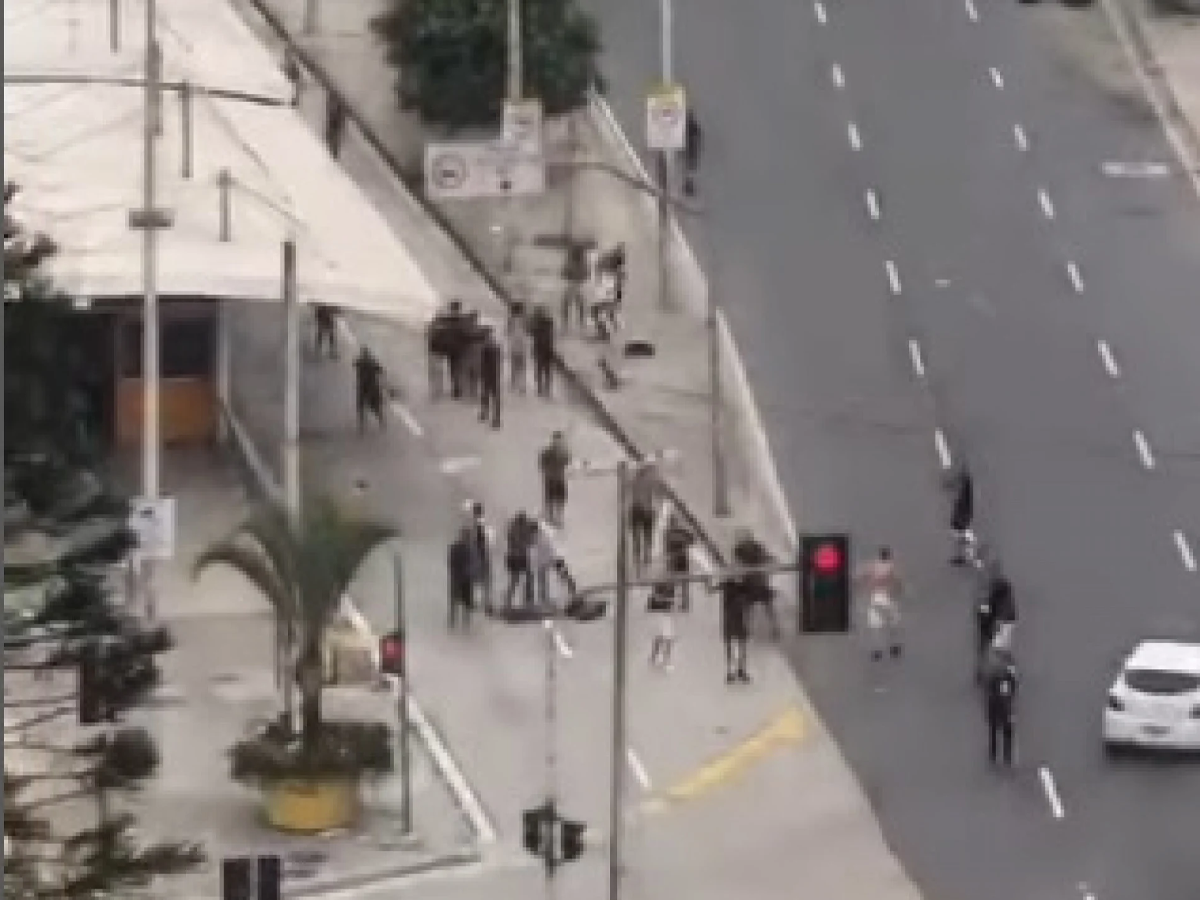 Torcedores de Flamengo e Vasco entraram em confronto nas ruas do Rio de Janeiro antes de jogo no Maracanã (Reprodução)