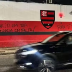 Sede do Flamengo amanhece pichada com ameaças e xingamentos contra Tite