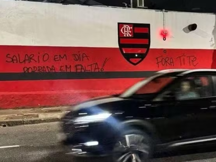 Sede do Flamengo amanhece pichada com ameaças e xingamentos contra Tite