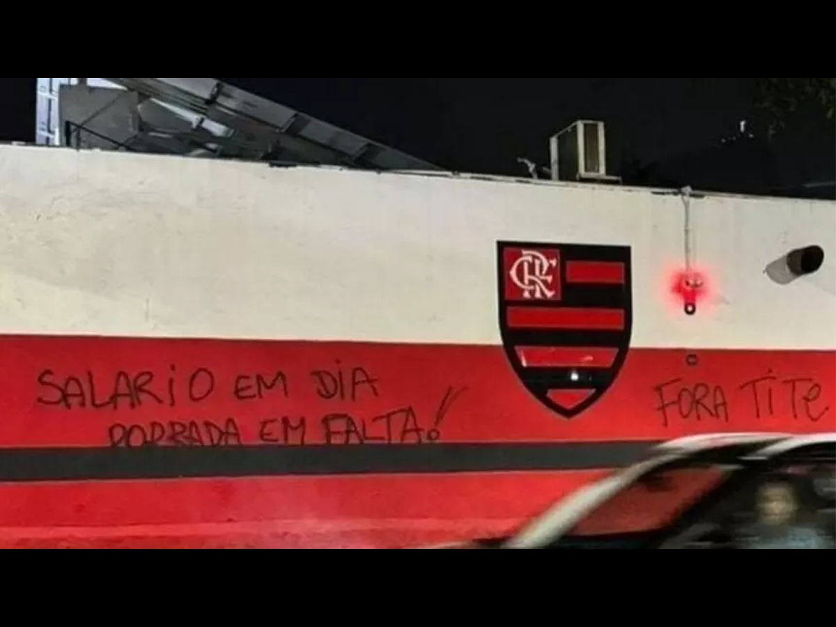 Após derrota para o Grêmio, a sede do Flamengo amanheceu pichada (Reprodução)