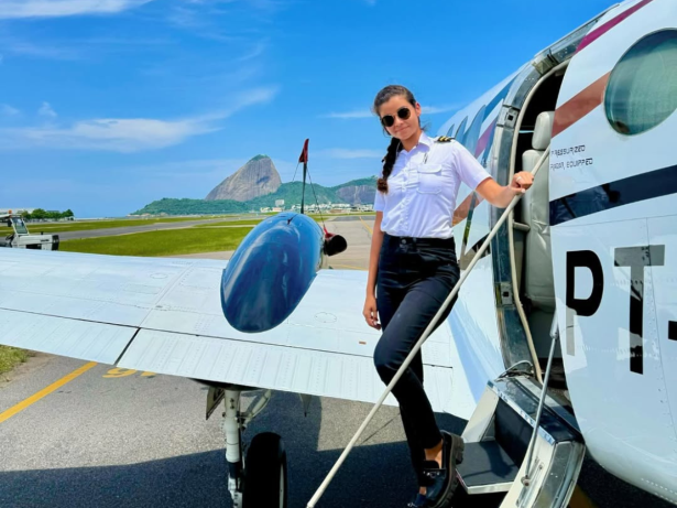 Pilota de 23 anos comandou pouso de emergência de Lívia Andrade. Saiba quem é ela!