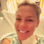 Pink passa virada de ano em hospital: “Colocar dois discos brilhantes novos no pescoço”