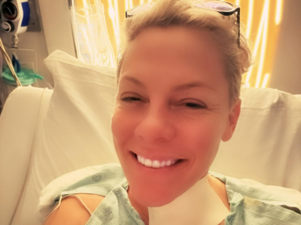 Pink passa virada de ano em hospital: “Colocar dois discos brilhantes novos no pescoço”