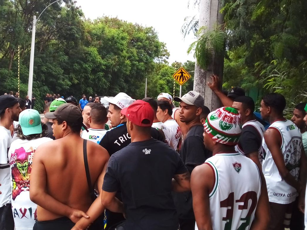 Torcedores do Fluminense foram ao CT Carlos Castilho protestar contra a má fase do time (Reprodução)