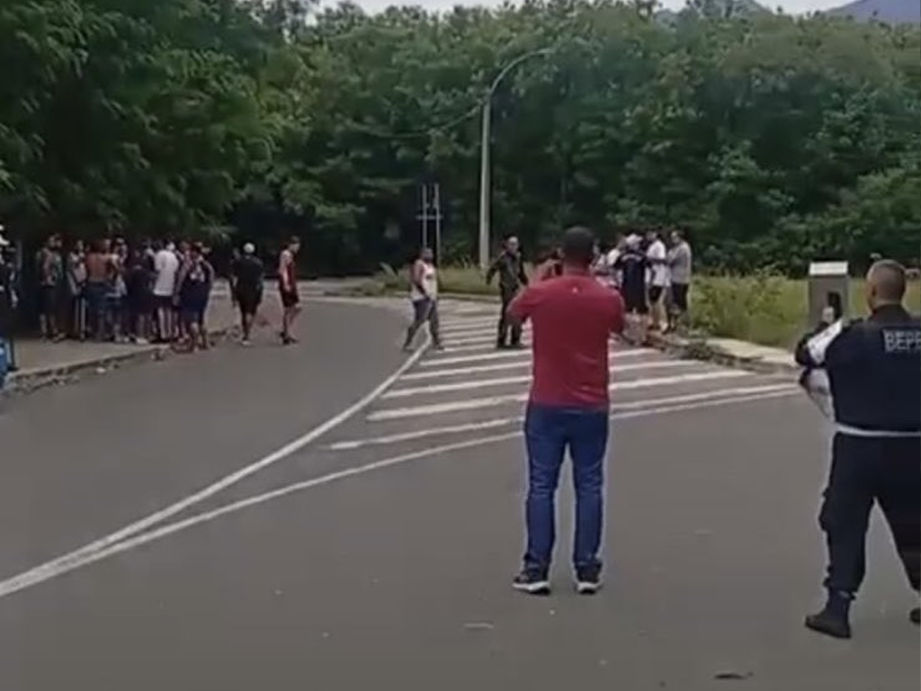 Torcedores do Fluminense foram ao CT Carlos Castilho protestar contra a má fase do time (Reprodução)