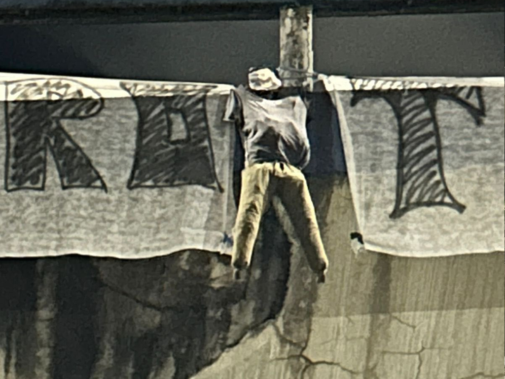 Torcedores do Bahia enforcaram boneco do treinador Ceni em protesto com tom ameaçador (Reprodução)