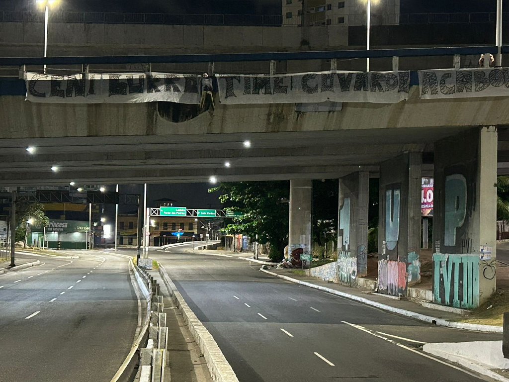 "Ceni burro" e "Time de covarde" foram algumas das faixas estendidas pelos torcedores do Bahia (Reprodução)