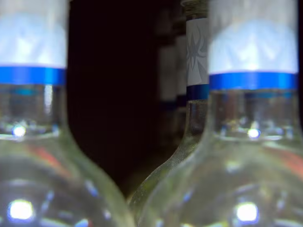 Após intoxicação por metanol em bebidas, associações e secretaria emitem alertas em SP