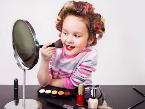 Sociedade médica alerta sobre o risco do uso de cosméticos por crianças e adolescentes