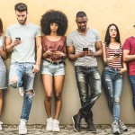 Solidão na geração Z: Especialista fala sobre os malefícios dos eletrônicos e a falta de interação humana
