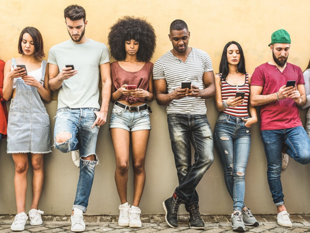 Solidão na geração Z: Especialista fala sobre os malefícios dos eletrônicos e a falta de interação humana