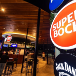 Cerveja SuperBock se consolida no Brasil, abre bar e se prepara para enfrentar gigantes