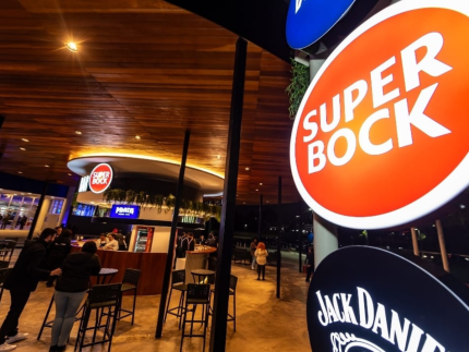 Cerveja SuperBock se consolida no Brasil, abre bar e se prepara para enfrentar gigantes