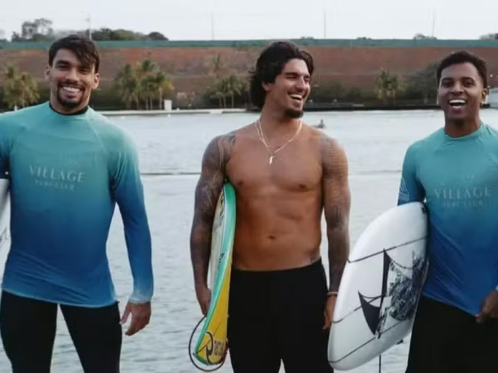 Paquetá, Gabriel Medina e Rodrygo surfaram juntos (Reprodução)