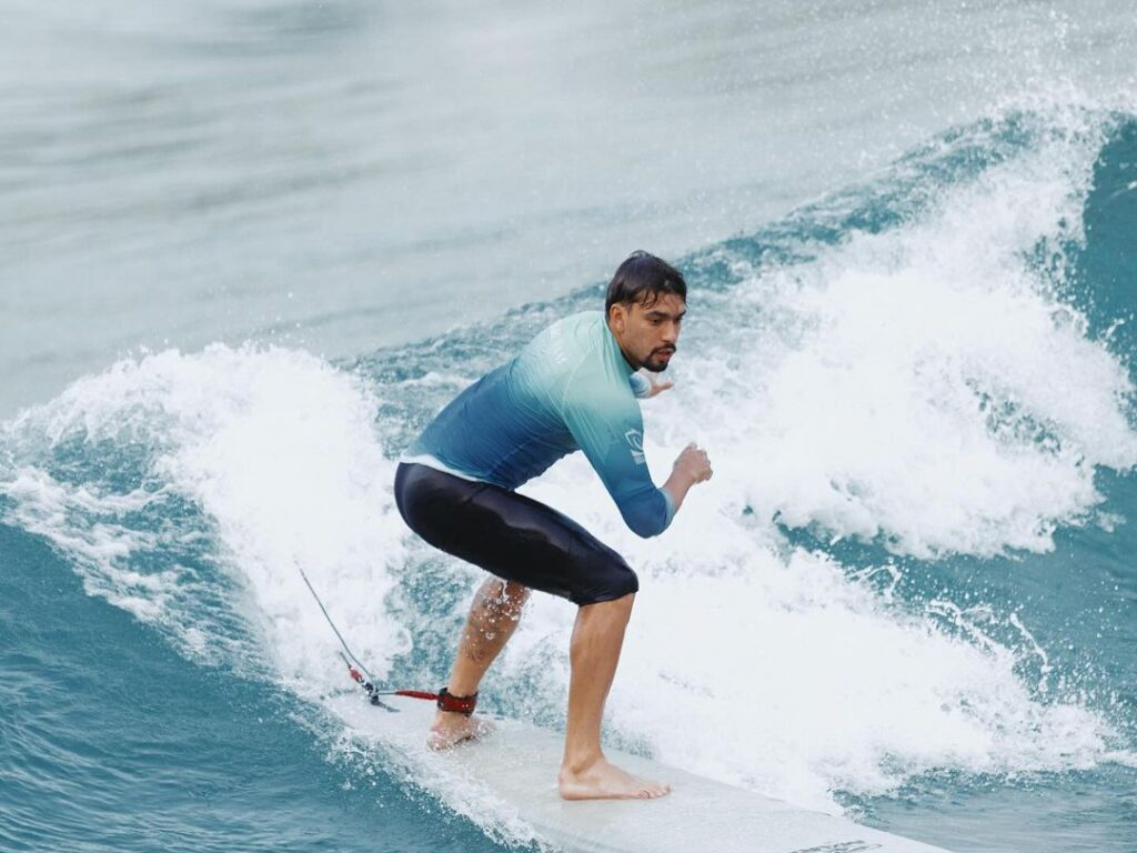 Paquetá se arriscou nas ondas (Reprodução)