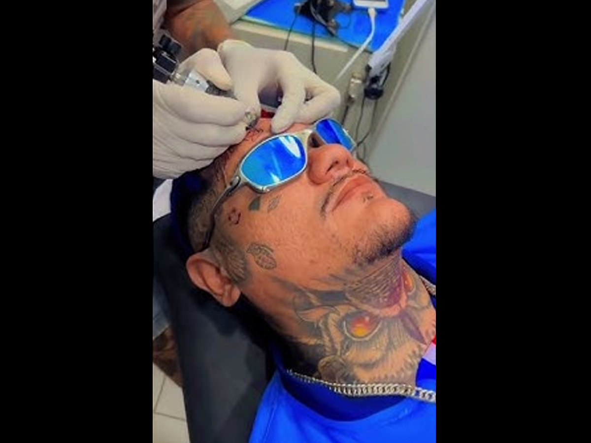 Marcelo Paz, CEO do Fortaleza, autografou a testa de um torcedor, que transformou-a em tatuagem (Reprodução)