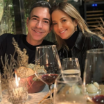 Ticiane “beija” Tralli ao vivo no JN e diverte seguidores com a pose. Veja!