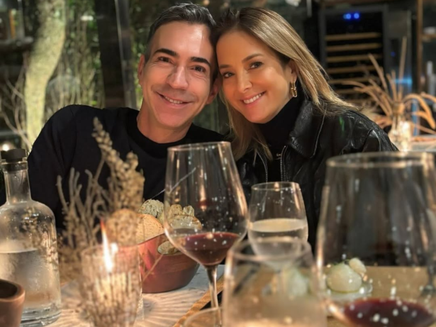 Ticiane “beija” Tralli ao vivo no JN e diverte seguidores com a pose. Veja!