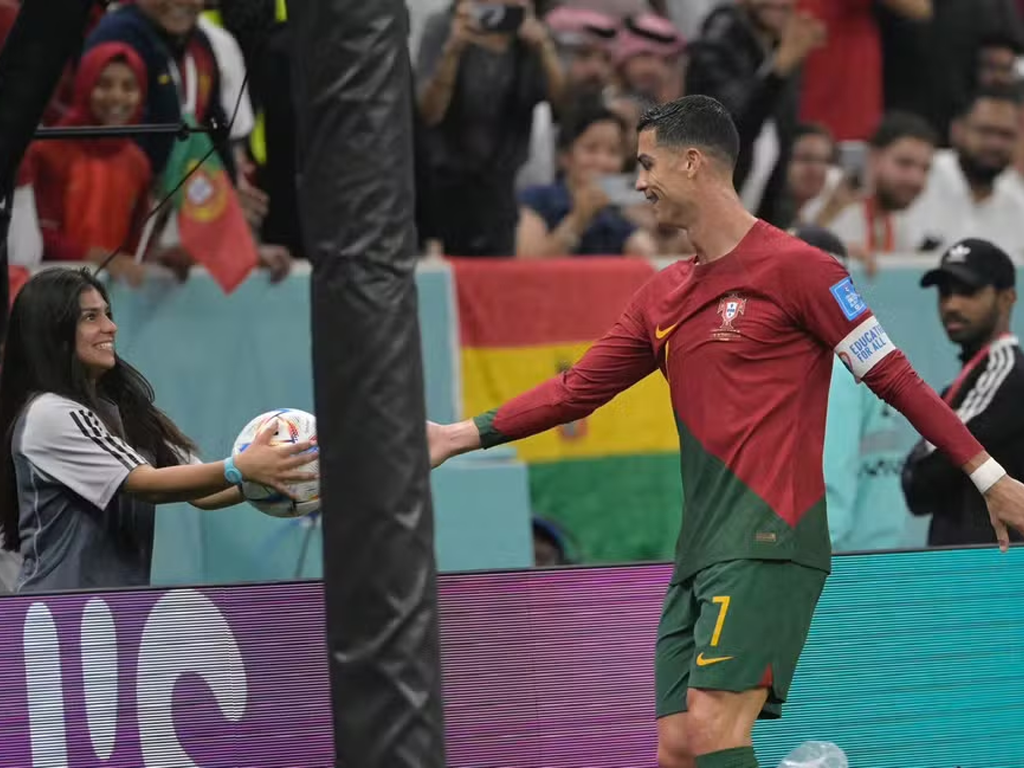 Eduarda Melo e Cristiano Ronaldo durante a Copa do Mundo de 2022 (André Durão)