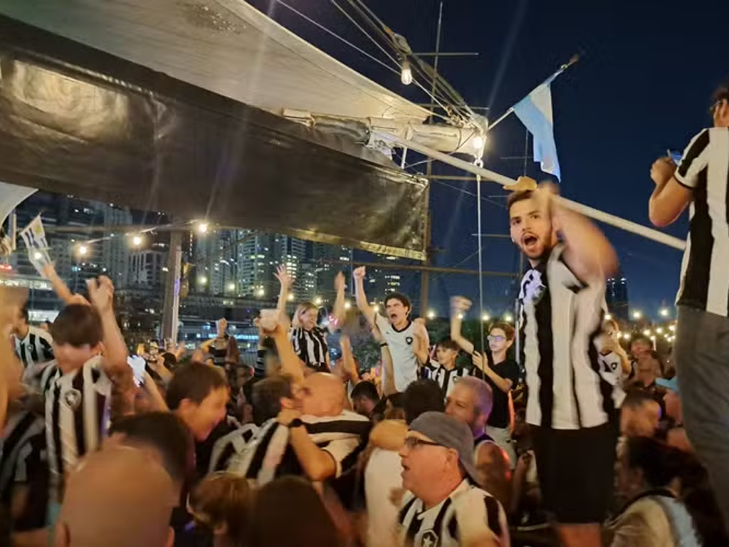 Torcedores do Botafogo na Argentina em comemoração por vitória sobre o Palmeiras (Reprodução)