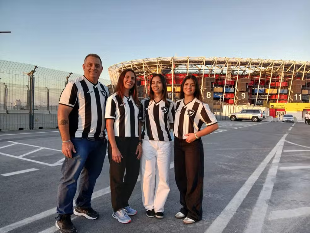 Família botafoguense que mora no Qatar e irá acompanhar o time no estádio depois de anos (Bernardo Pombo)